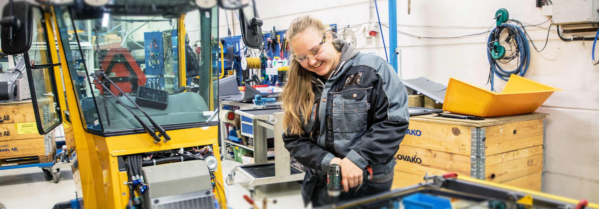 Wille Machinesin työntekijä kokoaa ovea